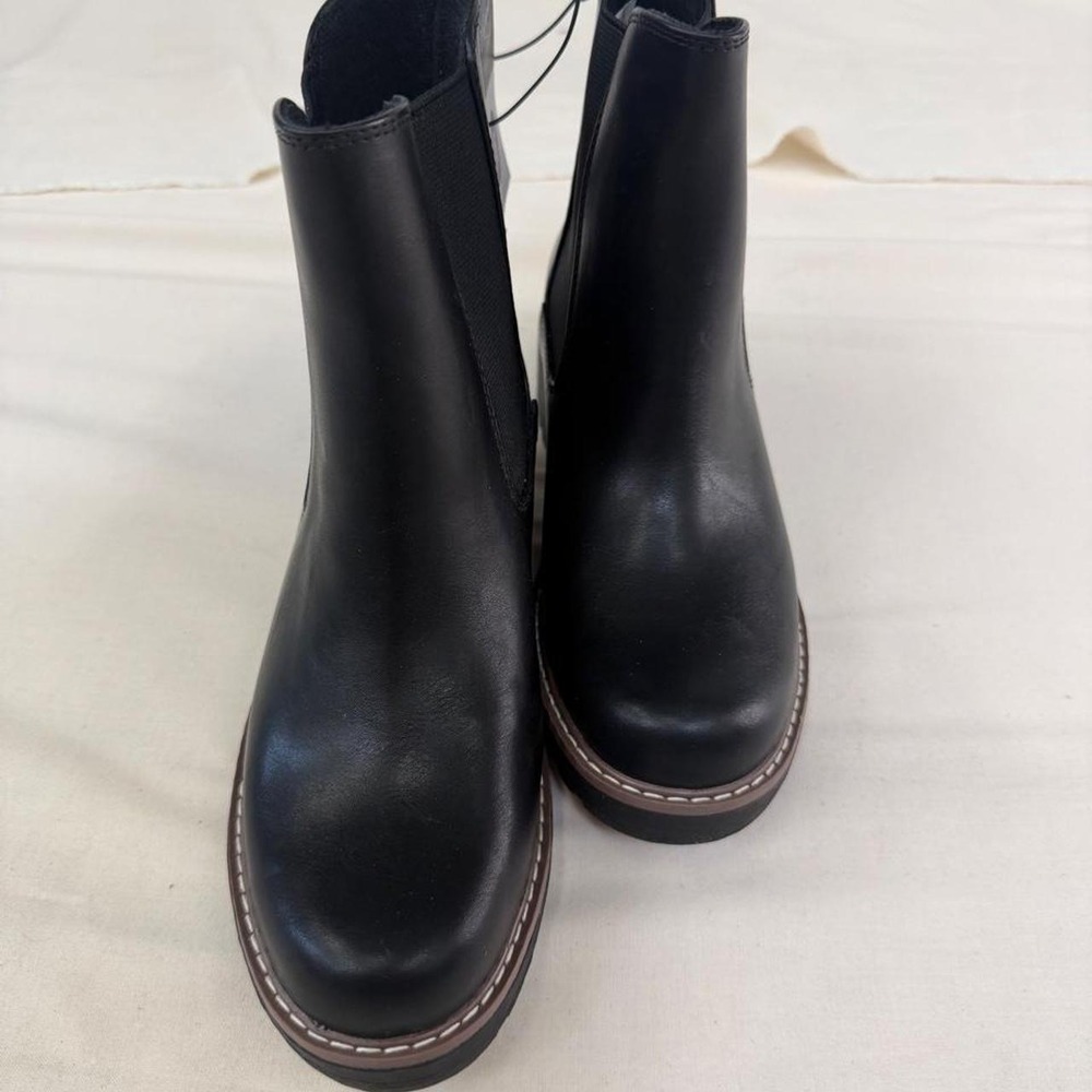 Universal Thread black Chelsea ankle‎ boots, women's size 6